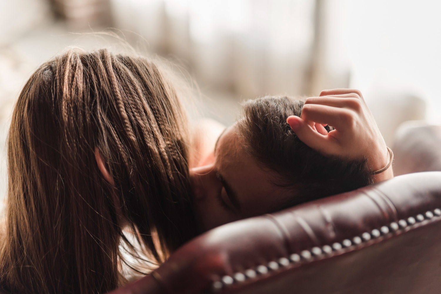 Intim pillanat egy párral a kanapén – a kamagra max hatásával megélt bensőséges közelség hangulatát idézve.