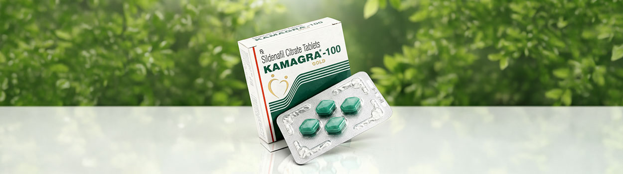 Kamagra Gold 100mg sildenafil tabletta doboza és 4 darab zöld rombusz alakú tabletta bliszterben természetes zöld háttér előtt