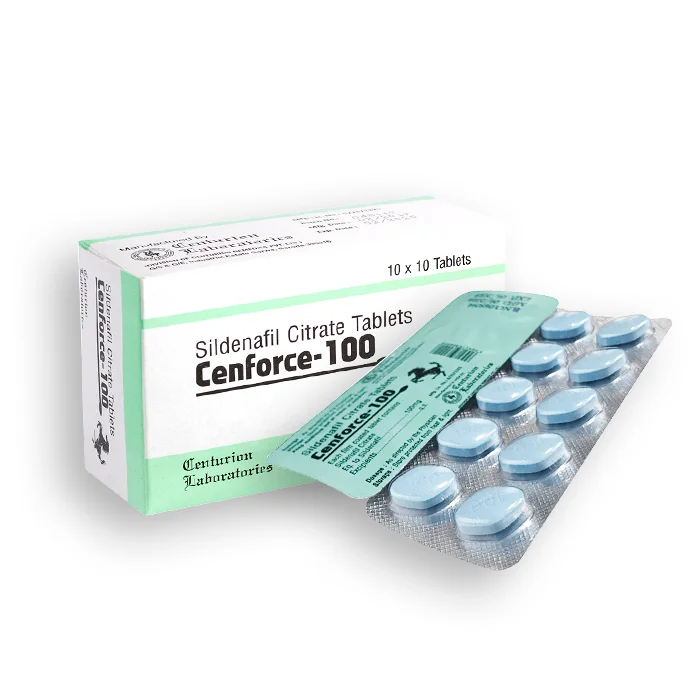 Cenforce 100 mg sildenafil tabletta doboz és világoskék ovális tabletták bliszterben fehér háttéren