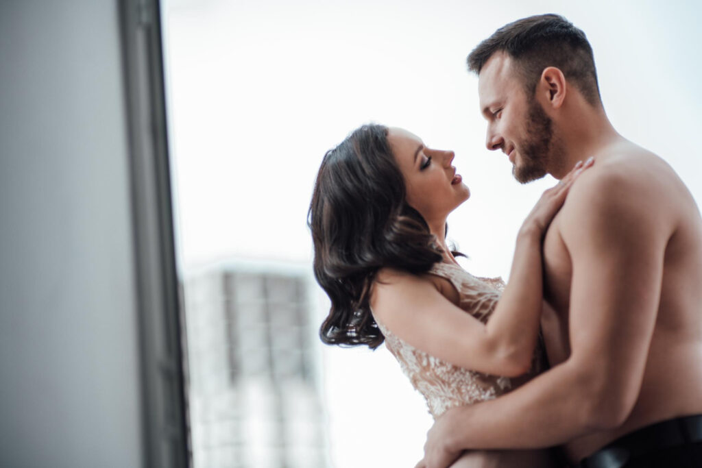 Félmeztelen férfi és nő intim ölelésben, romantikus hangulatban – kamagra rendelés témához illeszkedő fotó.